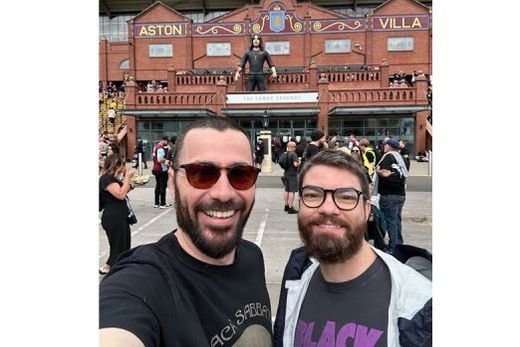 Thiago e Murilo, antes dos shows. Diante da fachada do Villa Park e de um boneco de Ozzy Osbourne