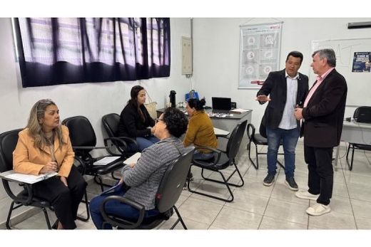 Oportunidade. Participantes puderam entregar seus currículos e se cadastrar na plataforma Emprega Matão