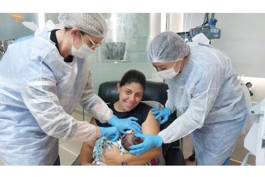 Incentivo e orientação. A mamãe Cristiane Sgardiolli alimenta o seu bebê, sob os cuidados das fonoaudiólogas Rosângela Pecorare e Ravena Furst