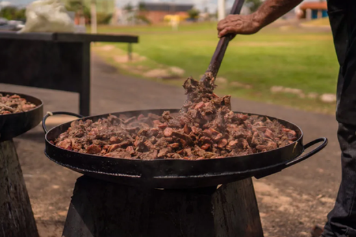 'Queima do Alho' é uma tradição culinária típica que ganhou destaque como uma das principais atrações da Festa do Peão de Barretos