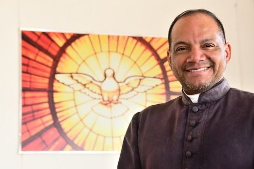 O padre Fábio Timóteo. "Além de representar essa belíssima festa, a 'Corte da Uva' tem a atribuição de acolher os visitantes com simpatia e cordialidade"