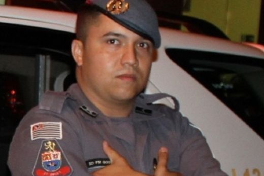 Policial salva criança de engasgamento
