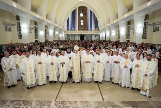 Missa Solene. Celebração Eucarística contou com a presença do bispo Dom Luiz Carlos Dias, padres, diáconos, autoridades municipais e grande número de fiéis