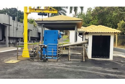 Primeira etapa do tratamento de esgoto. Retenção dos materiais sólidos mais grosseiros como plástico, vidro, metal e tecido, jogados indevidamente na rede