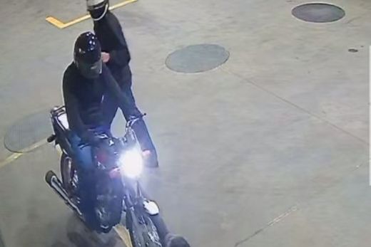 Os assaltantes. Câmeras flagraram a ação criminosa no primeiro posto