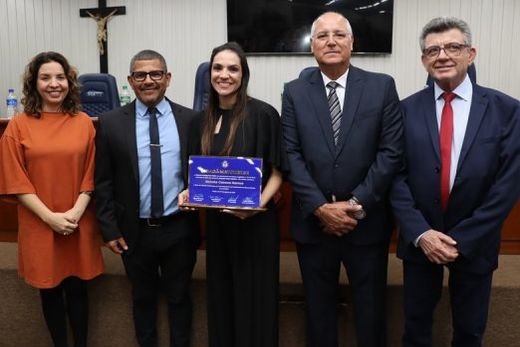 Com o título em mãos. Renata Canova entre os vereadores Fabiana, Carmo, China e Cidinho