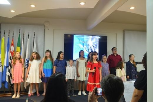 No auditório do Sincomércio. Sob direção artística do maestro Danilo Gomez, Coro Infantil teve a regência das professoras Lucélia Santos e Dielle Macedo