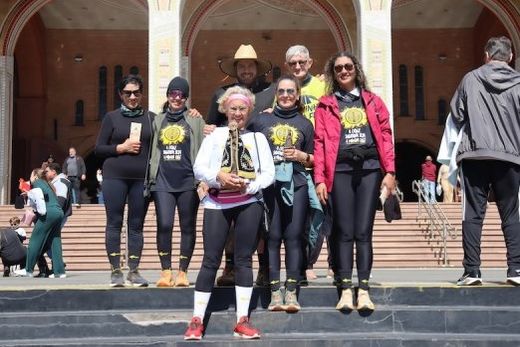 Leide, Luana Juninho e Seu Luiz; abaixo, com a Nossa Senhora, Neuza, Tuca e Silvana