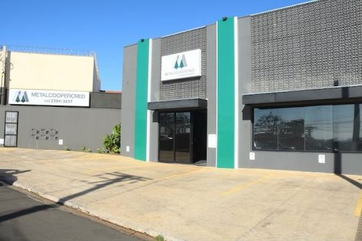 A fachada. Sede ampliada e moderna a Metalcoopercred fica na Avenida Padre Nelson Antonio Romão, nº 1.590, Residencial Olívio Benassi