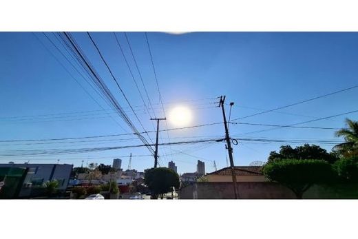 Sol o dia todo e sem nuvens no céu. Temperatura máxima chegou a 30º na tarde desta segunda-feira (18)