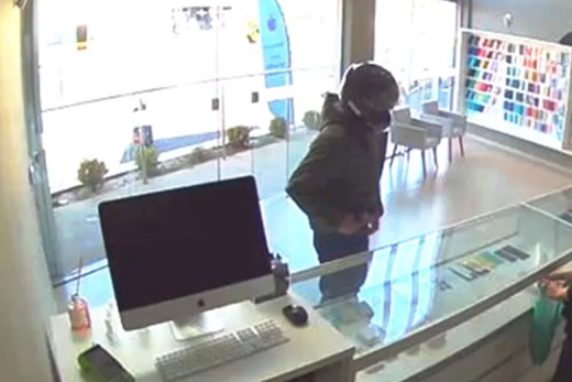 Ação foi registrada por câmeras de segurança da loja