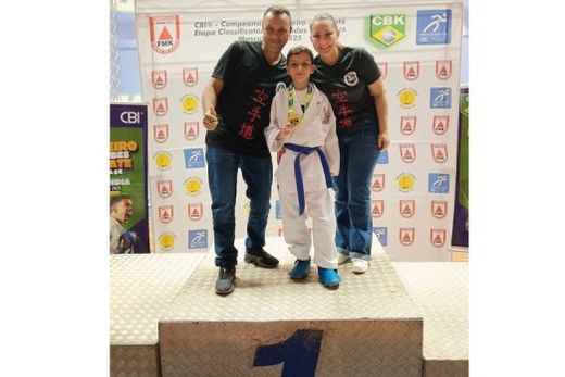 Apoio da família. Miguel Miranda, com a medalha de ouro, junto aos pais Michel e Paula Miranda