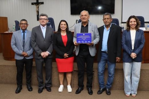 Com o título em mãos. Pedro Romão entre o Policial Carmo, Cidinho, Ana Mondini, Mineiro e Fabiana Scardoelli, no dia 22