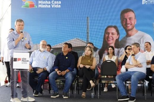 Cido Ferrari discursa, observado por Tarcísio de Freitas. "Temos demandas que já são de conhecimento do governador e contamos com a continuidade dessa parceria", disse o prefeito
