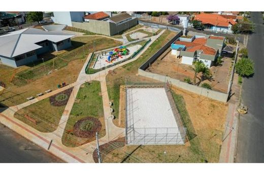 Estrutura. Complexo conta com parquinho infantil, aparelhos de ginástica, quadra de areia, pista de caminhada, teatro de arena e um prédio destinado a atividades culturais