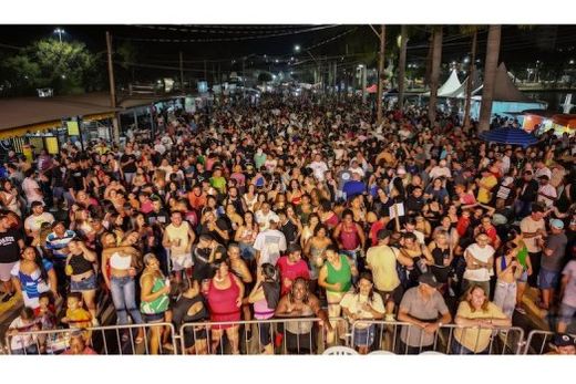 Aniversário da cidade. Um ótimo público compareceu à Rua do Esquenta para curtir os diversos shows programados
