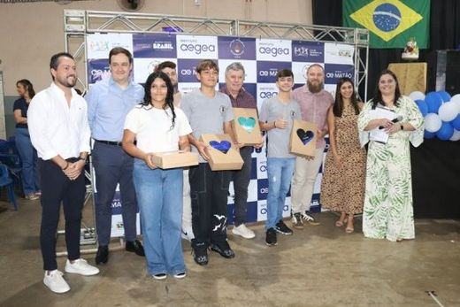 Entrega de uniformes para as crianças participantes do núcleo de atletismo
