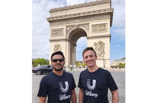 Danilo Gomez e Ricardo Pereira, próximos ao Arco do Triunfo, em Paris. Festival reuniu coros de diferentes países e promoveu um rico intercâmbio cultural