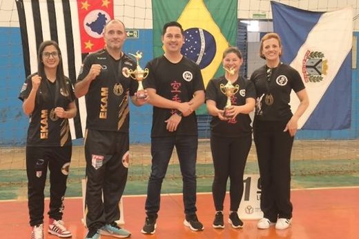 No Gija. Camila de Oliveira, sensei André Mendonça (Araraquara), vereador Roberto Hiro, Sueli Pinto Sobrinho (presidente da Bushido-Matão) e a sensei Érica Lopes