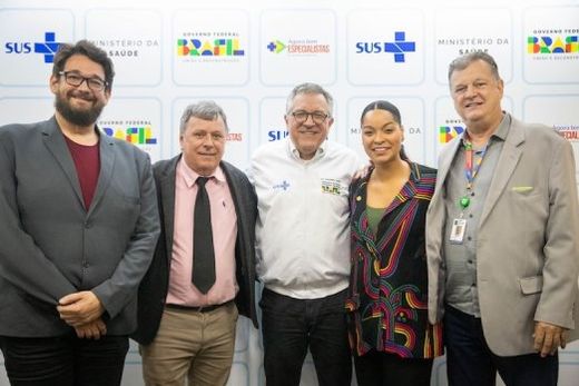 Diálogo direto. Willian Bassi, Cido Ferrari, Alexandre Padilha, Thainara Faria e Donizete Simioni, no Ministério da Saúde