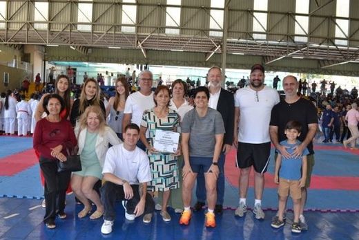 Na Quadra Poliesportiva. Diretores do clube, organizadores e realizadores da Copa Sorema de Karatê, junto a familiares de Nelson Fazani