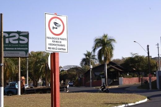 Aviso. A Prefeitura instalou placas que informam sobre a prática de fiscalização por meio de videomonitoramento nas vias do município