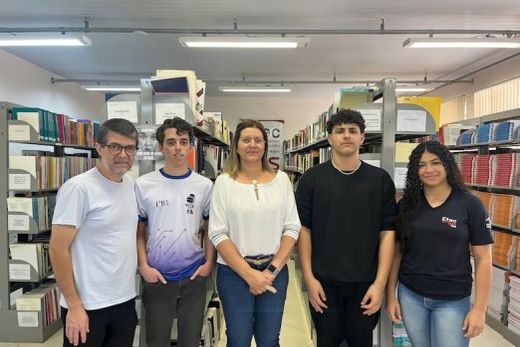 Carlos Diniz, Leonardo de Oliveira, Ana Cláudia Pereira, Gustavo Vieira e Giovanna Vieira. Projeto 'Ecomunidade' é uma plataforma gratuita para doação e troca de materiais recicláveis