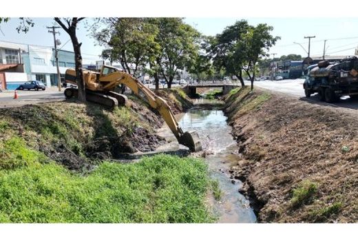 Limpeza e desassoreamento. Retirada de material acumulado visa restaurar o fluxo natural do rio