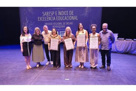 Com a premiação em mãos. As diretoras de escolas Celimara Inês Garbim, Maria Paula Ciarantola Bottura, Graziela Guttardi Monteiro e Lilian Sampaio dos Santos