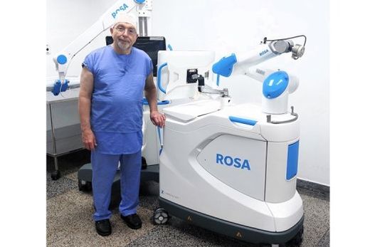 O médico Edson Bergamaschi e o Robô Rosa. "Esperávamos muito por essa aquisição, que coloca Matão na vanguarda da ortopedia"