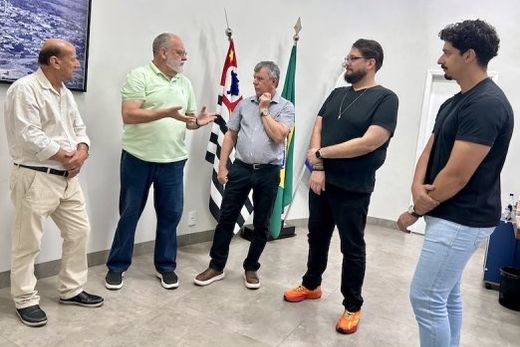 Parceiros da administração pública. Luiz Manzini, Paulo Bernardi, Cido Ferrari, Willian Bassi e Paulo Lima Junior, reunidos na Prefeitura