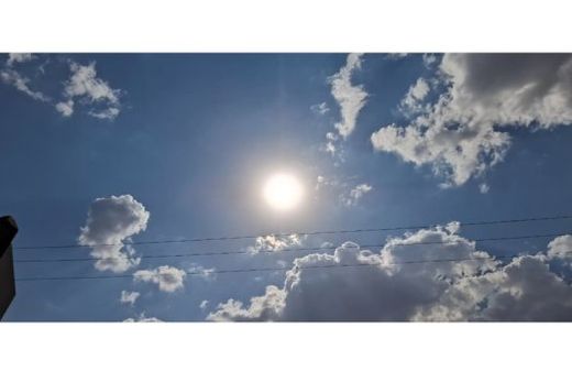 Nesta segunda-feira (15), o sol aparece entre poucas nuvens e não há expectativa de chuva