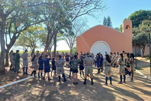 Na Praça 'Joanna Tonoli de Faria', no bairro de Silvânia. Integrantes do Gets se uniram para um momento ecumênico, antes do início das atividades no sábado (13)