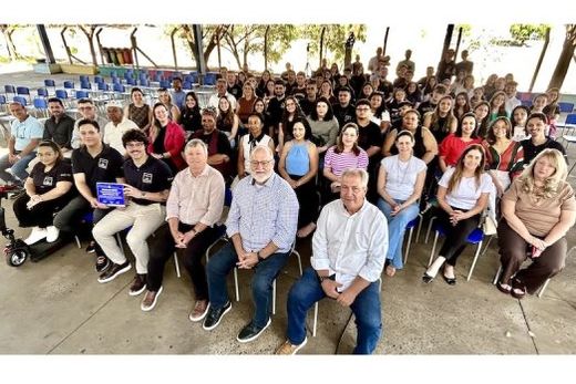 Junto às autoridades municipais. Murillo Pinotti (diretor do GPE) e Carlos Moris (vice-diretor) receberam o título em mãos, representando todo o Grupo