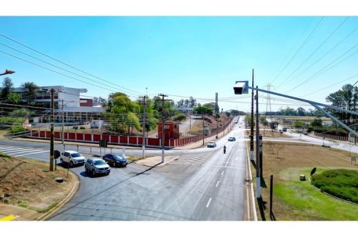 Câmera instalada na Avenida Baldan. Segundo a Prefeitura, mais do que punir, medida visa a conscientização de motoristas e motociclistas