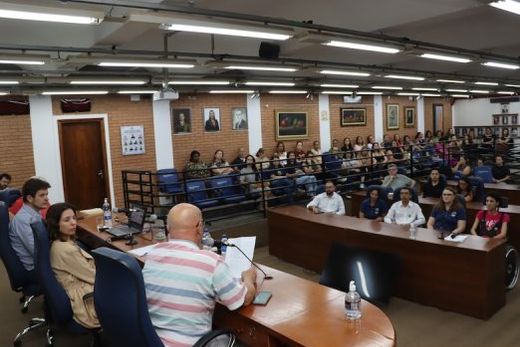 No plenário. Audiência reuniu vereadores, representantes de Apaes, educadores, alunos e membros da sociedade civil