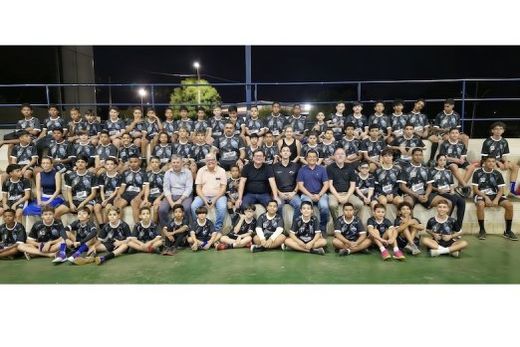 Participantes do ato da entrega dos uniformes. Iniciativa visa oferecer melhores condições de treino e incentivar a prática esportiva no município
