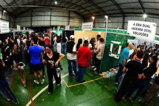 Parte dos estandes, em 2024. Feira tem intensa movimentação durante o evento