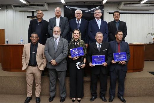Com os títulos em mãos. Homenagem aconteceu no último dia 18