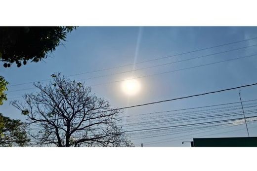 Nesta segunda-feira (29), sol entre muitas nuvens e temperatura máxima de 34ºC