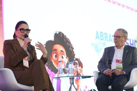 CEO do Grupo Brasilux, Kelly Diniz, durante painel no Abrafati Show