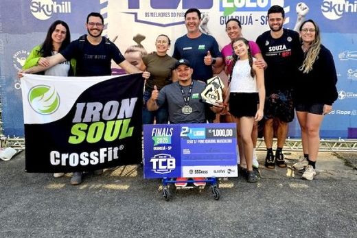 Apoio. Alex recebeu a premiação pelo vice-campeonato ao lado do coach Marco Aurélio Borela e de crossfiteiros do Iron Soul CrossFit