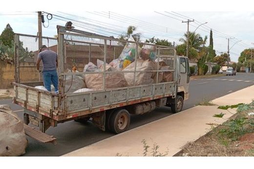 Operação "Cata Treco" é realizada semanalmente nos mesmos bairros onde ocorre a "Coleta de Galhos"