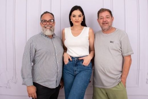 Alê Melo, Vick Boccki e Gerrá Maccagnan, no lançamento da coleção Primavera-Verão do Empório Theodora