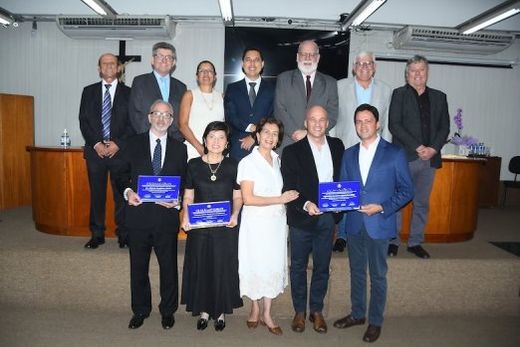 No último dia 2. Os vereadores Luiz Manzini, Cidinho, Ana Mondini, Roberto Hiro, Paulo Bernardi e Ademir de Souza, bem como o prefeito Cido Ferrari, junto a Alfredo Gagliano, Márcia Chinen, Josuema de