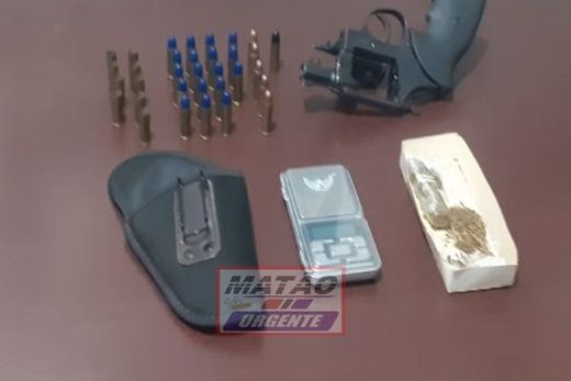 Materiais apreendidos. Revólver com diversas munições, drogas e celular estavam com o jovem preso