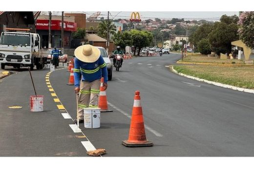 Pintura da Faixa Azul. Avenida Padre Nelson foi o local escolhido, em caráter experimental, por concentrar alto fluxo de carros e motos