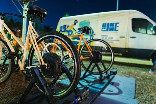 Público pode escolher assistir aos filmes sentado nas 150 cadeiras disponíveis ou pedalando em uma das 16 estações