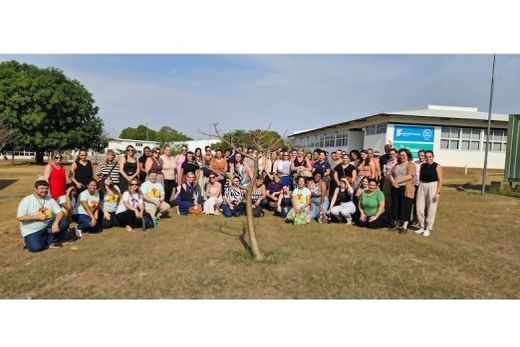 Participantes da ação junto à muda de Boabá plantada no IFSP-Matão. Espécie tem simbologia comparada à resistência do povo afrodescendente