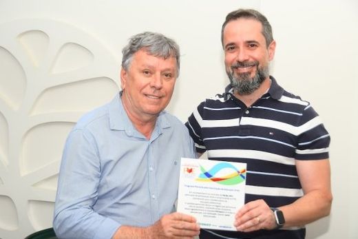 Entrega da Placa Celebrativa. O prefeito Cido Ferrari recebeu, das mãos de Alberto Zanin (Citrosuco), uma placa de agradecimento do PVE ao município